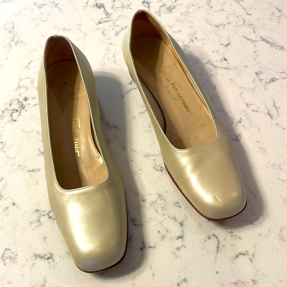 Salvador Ferragamo womens dress shoes. Size 7 1/2 2A.